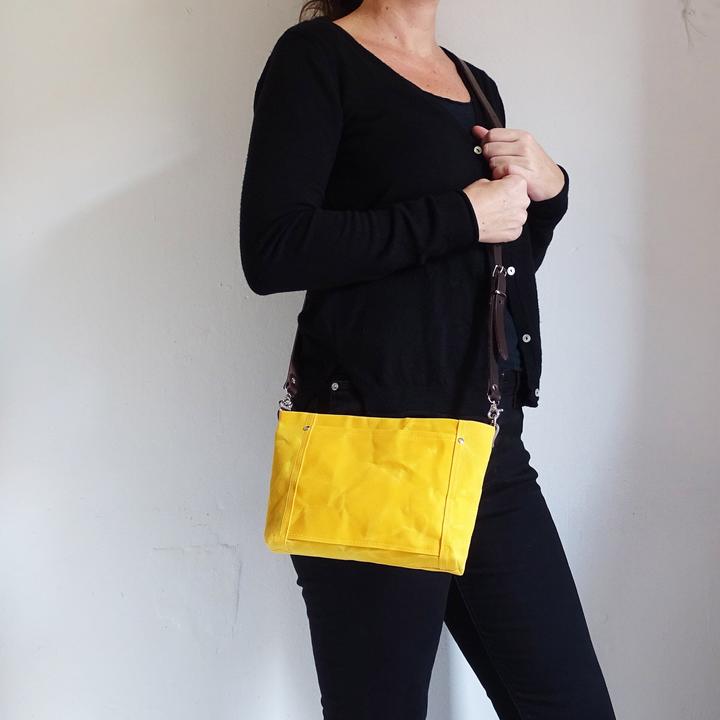 Immagine prodotto Only-Bags.Store Piccola borsa a tracolla in tela cerata, tracolla in pelle, tasca con zip