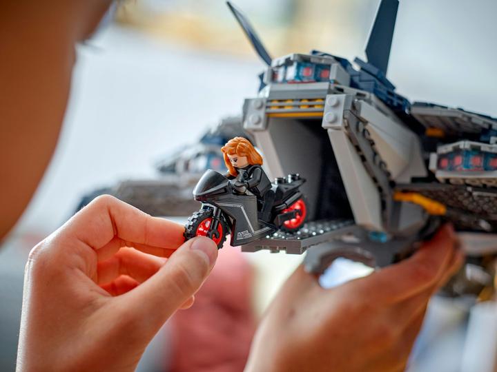 Actual product image LEGO Avengers: Age of Ultron Quinjet (76325, LEGO Marvel)