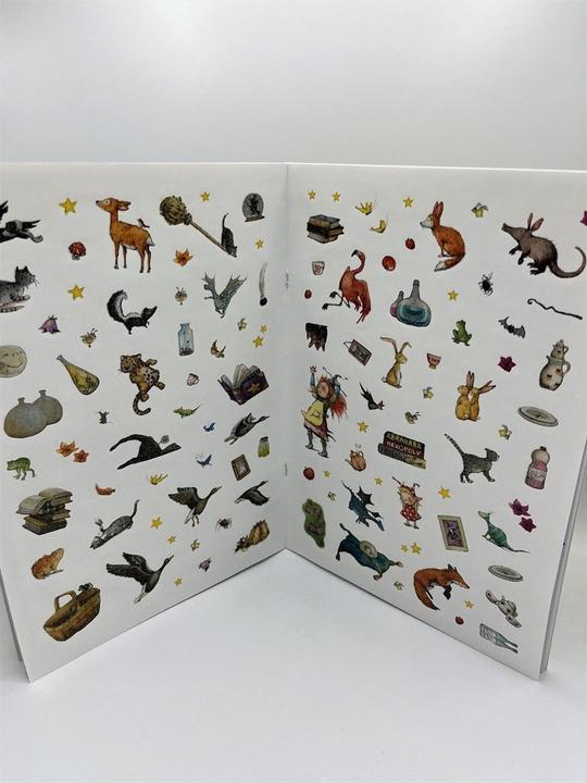 Image du produit Frida, la petite sorcière de la forêt. Des autocollants pailletés pour s'amuser. Créez la forêt