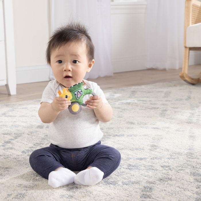 Produktbild Tomy LAMAZE John Deere Rassel Mein erster Traktor| Weiche Baby-Rassel leicht zu greifendem Ring, verschie
