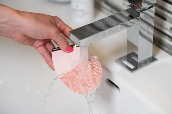 Actual product image Concept SK9002 Sonic brush for cleaning reddish skin