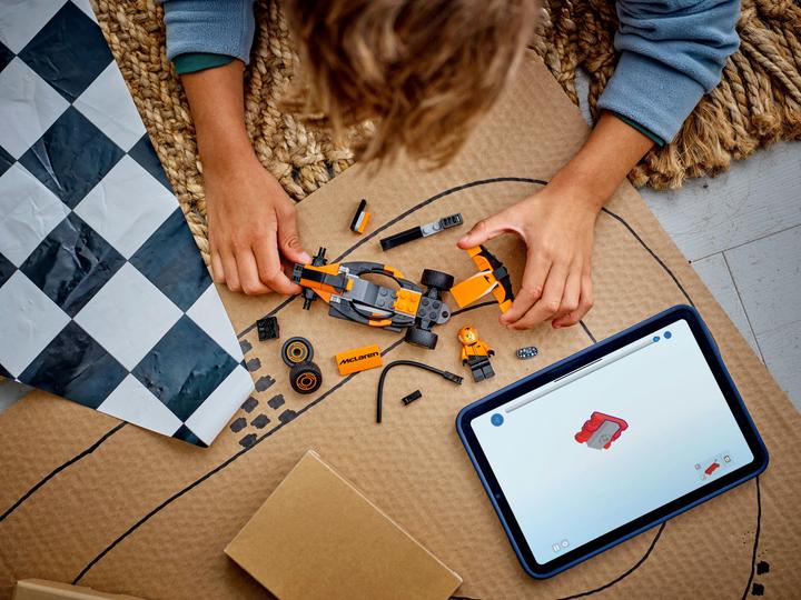 Actual product image LEGO F1 Rennfahrer mit McLaren Rennauto (60442, LEGO City)