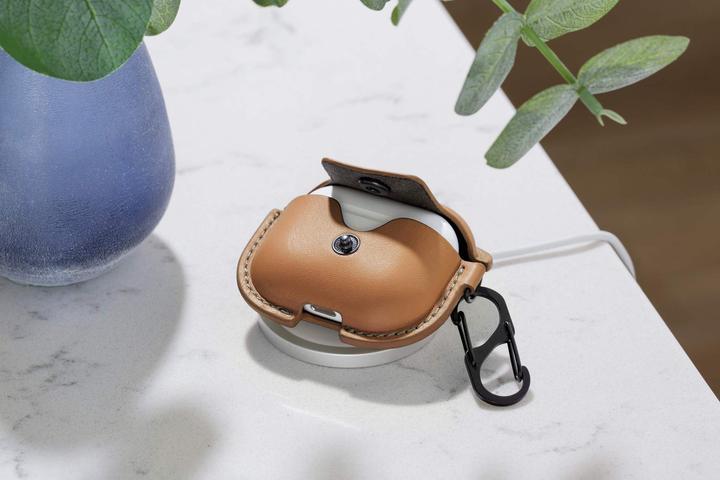 Produktbild TwelveSouth AirSnap Airpods Gen3 Cognac (Kopfhörer Tasche)