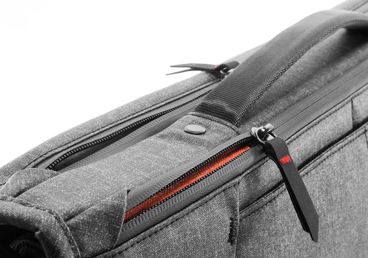 Actual product image Peak Design Everyday Messenger 15" (Camera shoulder bag, 18 l)