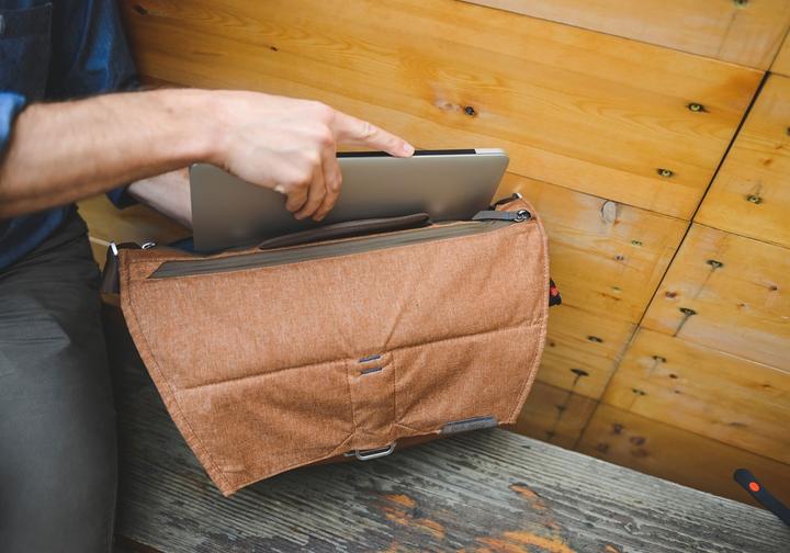 Actual product image Peak Design Everyday Messenger 15" (Camera shoulder bag, 18 l)