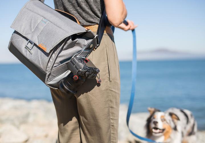 Actual product image Peak Design Everyday Messenger 15" (Camera shoulder bag, 18 l)