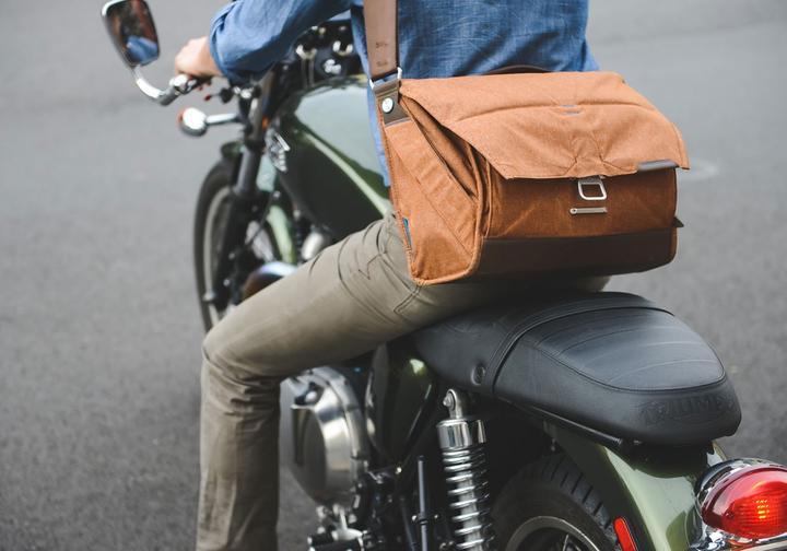 Actual product image Peak Design Everyday Messenger 15" (Camera shoulder bag, 18 l)