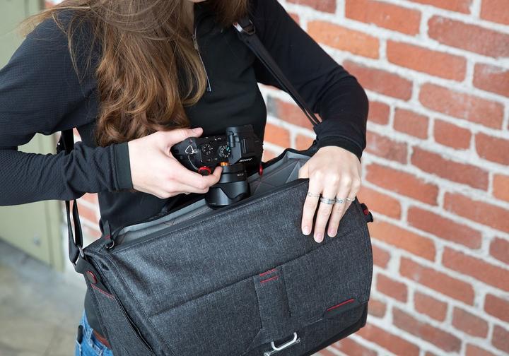 Actual product image Peak Design Everyday Messenger 15" (Camera shoulder bag, 18 l)