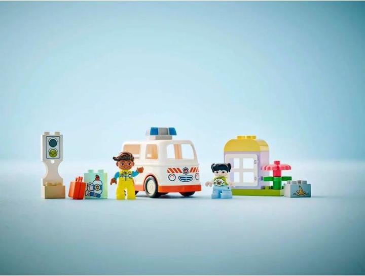 Actual product image LEGO Rettungswagen mit Fahrer (10447)