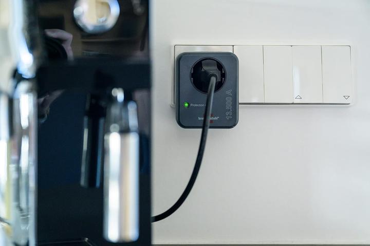 Produktbild Brennenstuhl Überspannungsschutzadapter