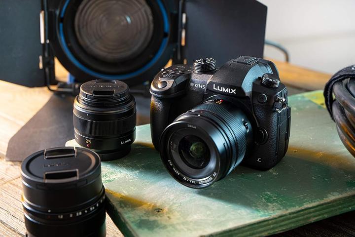 Productafbeelding Panasonic Lumix DMC-GH5 + 12-60mm (12 - 60 mm, 20.30 Mpx)