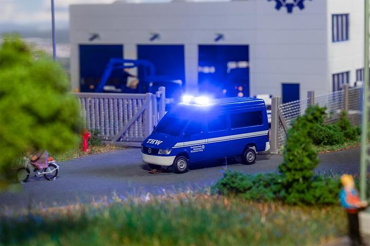 Immagine prodotto Faller MB Sprinter THW mit Blaulicht (HERPA)