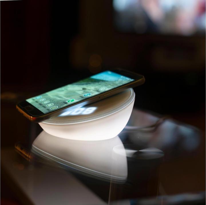 Immagine prodotto 4smarts Caricabatterie senza fili VoltBeam N8 15W con orologio LED lampada bianca