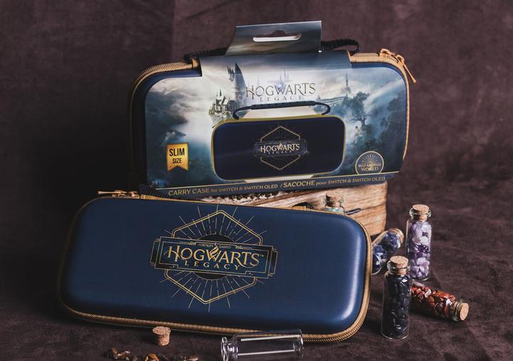 Produktbild Trade Invaders Harry Potter - XL carrying case - Hogwarts, Golden snitch (Switch, Switch Lite, Switch OLED)