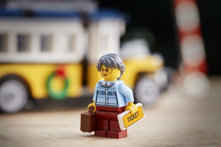 Produktbild LEGO Winterlicher Bahnhof (10259, LEGO Creator Expert)