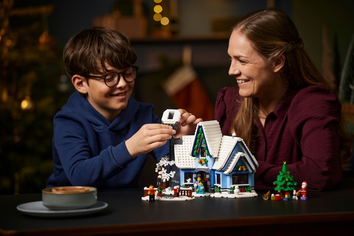 Actual product image LEGO Visit of Santa Claus (10293, LEGO Creator Expert, LEGO Rare Sets)