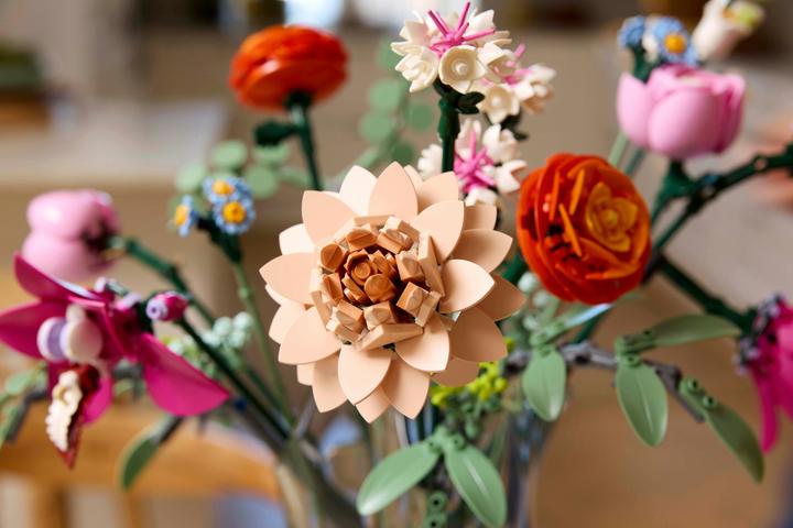 Produktbild LEGO Schöner Rosafarbener Blumenstrauss (10342, LEGO Icons, LEGO Botanical)