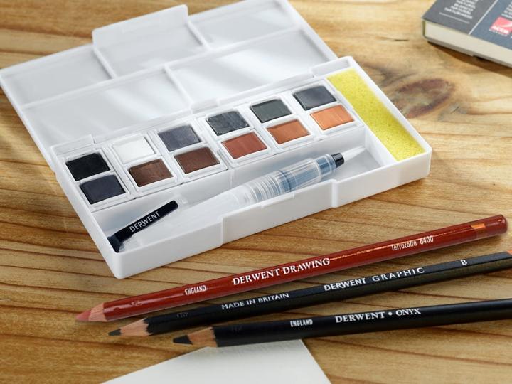 Immagine prodotto Derwent Ombra e tonalità in un mediaset misto (Nero, Bianco, Storm Grey, Grigio grafite, Braci bruciate, Seppia, Rosso veneziano, Sanguigna, Marte Arancione, Inchiostro seppia, Terra bruciata, Autunno Marrone, 16 x)