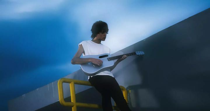 Actual product image Lava Music Guitar Me Air 36 inch Silver (Acoustic guitar, High pressure laminate (HPL))