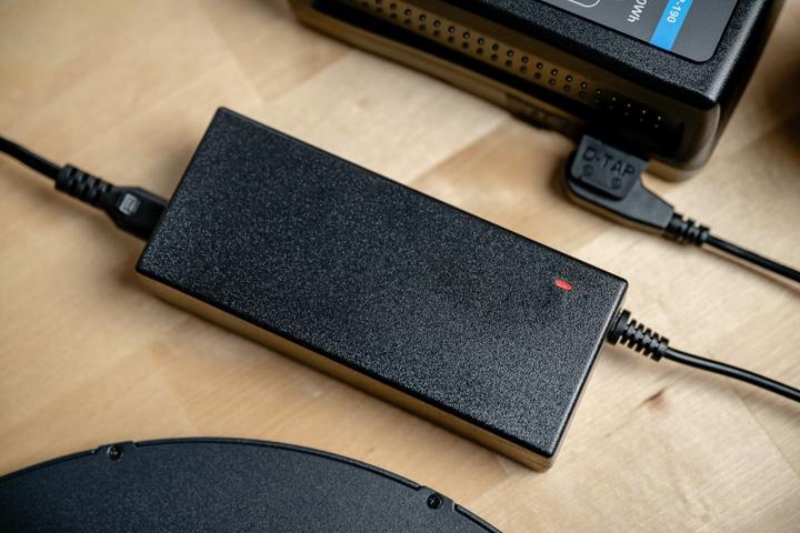 Image du produit Newell Chargeur D-Tap 16.8V 5A pour V-Mount (Chargeur de batterie d'appareil photo)