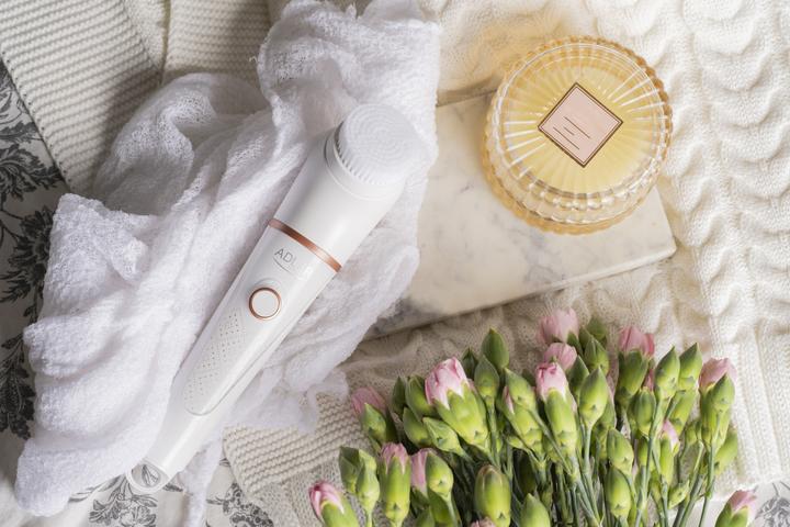 Actual product image Adler AD 2178 facial cleansing brush Vibrating & rotating brush White Battery