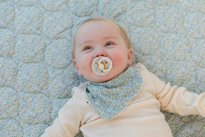 Image du produit Bibs x Liberty Bandana Bib, Camomille Lawn Baby Blue