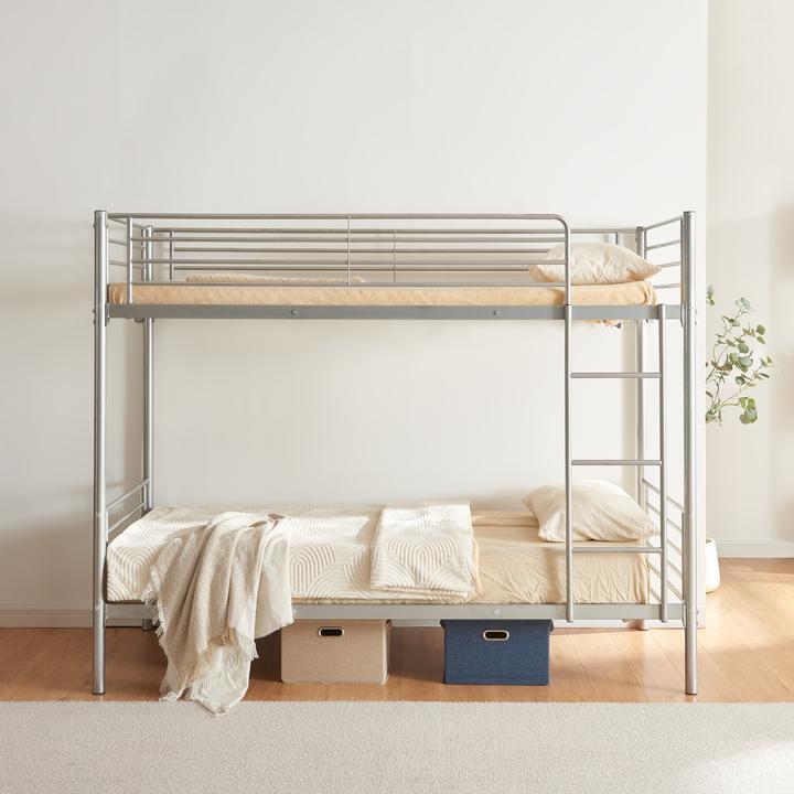 Produktbild En.Casa Metall-Etagenbett Soppsar mit 2 Matratzen 200x90 cm Silber (90 x 200 cm)