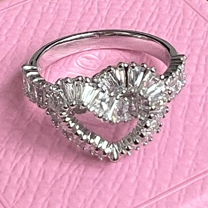 Immagine prodotto Swarovski Anello da cocktail Matrix con cuore di vari tagli, bianco (55)