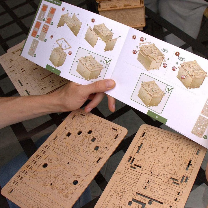 Actual product image Escape Welt Orbital Box - puzzle box kit (German)