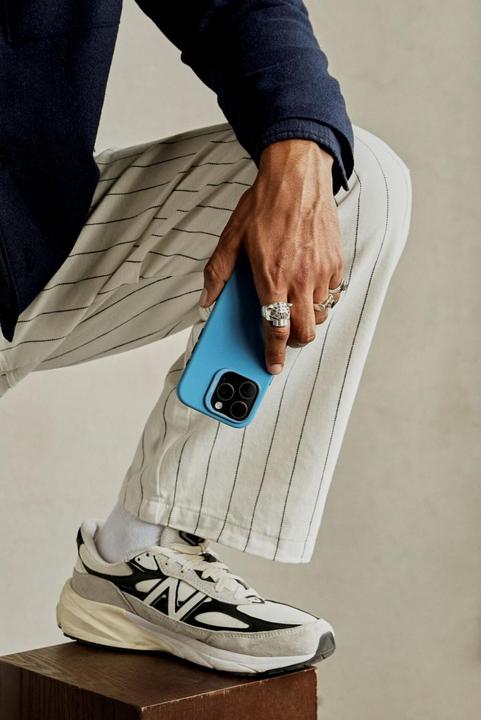 Produktbild Decoded AntiMicrobial Silicone Backcover with MagSafe for iPhone 16 Pro - Blue (Apple iPhone 16 Pro)