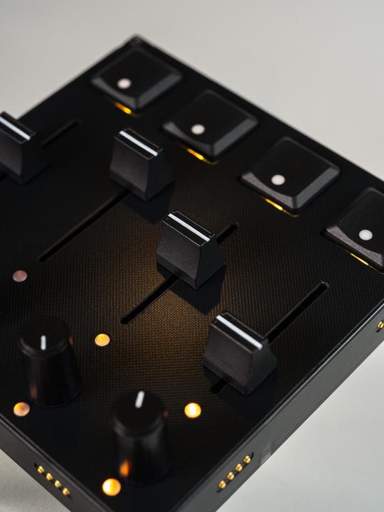 Produktbild Intech Studio Grid Series 3 - PBF4 Linear Mechanical