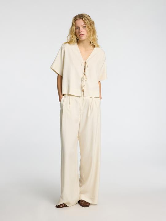 Actual product image Selected Femme Vorn gebundene Top mit V-Ausschnitt (38)