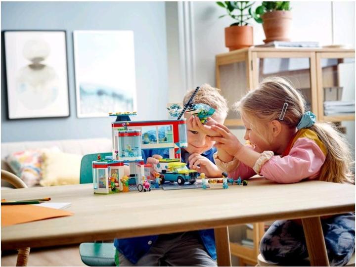 Actual product image LEGO Hospital (60330, LEGO City)