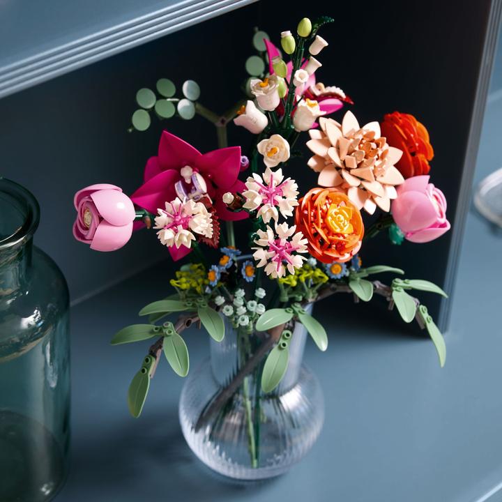 Productafbeelding LEGO Schöner Rosafarbener Blumenstrauss (10342, LEGO Icons, LEGO Botanisch)
