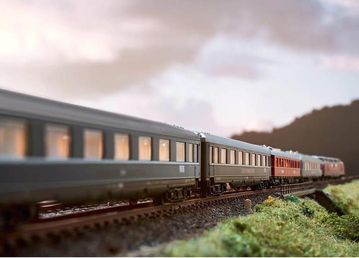 Productafbeelding MiniTrix 18259 N Set van 3 DB F-Zug F41 Senator 1e klas A4üe personenrijtuigen. (N-spoor)