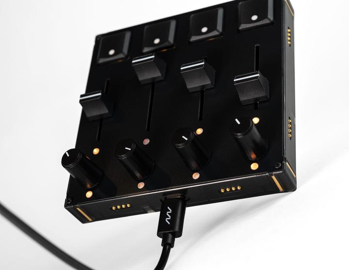 Produktbild Intech Studio Grid Series 3 - PBF4 Linear Mechanical