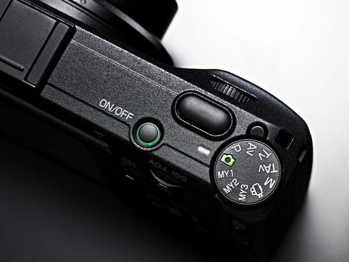 Produktbild RICOH GR Premium Compact, APS-C, 28mm, f/2.8 (APS-C / DX)
