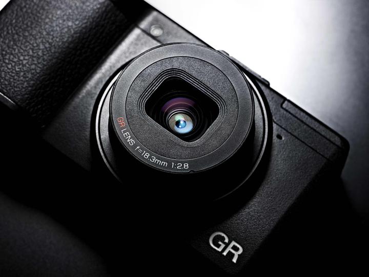 Produktbild RICOH GR Premium Compact, APS-C, 28mm, f/2.8 (APS-C / DX)