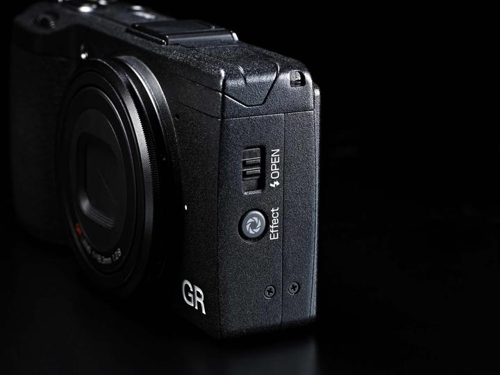 Produktbild RICOH GR Premium Compact, APS-C, 28mm, f/2.8 (APS-C / DX)
