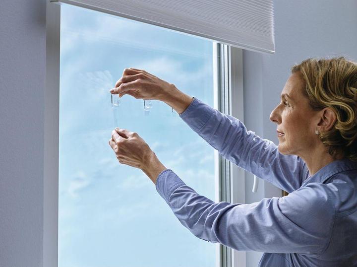 Image du produit tesa Crochet adhésif pour verre, capacité de rétention de 1 kg, détachable sans trace & repositionnable