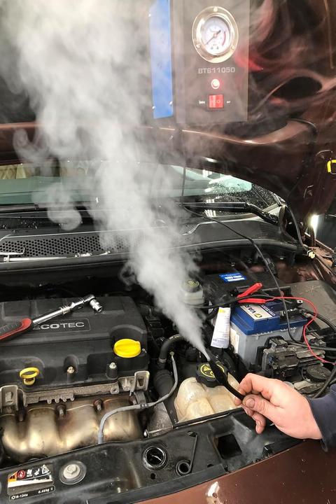 Productafbeelding KS Tools Nebelmaschine zur Lecksuche, mit 2 Ah Akku, 36-tlg