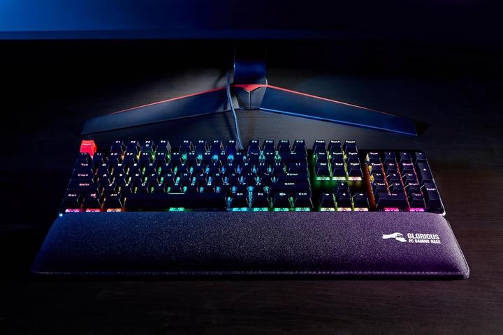 Actual product image Glorious PC Gaming Race GMMK-BRN-V2 full size, ANSI US standards, Gateron Brown Switch (US, Cable)