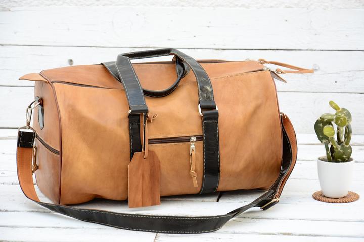Produktbild Only-Bags.Store Seesack aus hellbraunem Leder mit schwarzem Riemen, Wochenendtasche im Vintage-Look