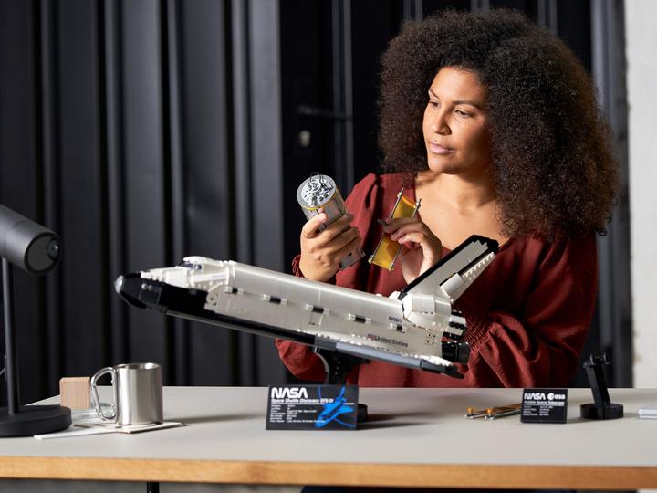 Actual product image LEGO NASA space shuttle "Discovery" (10283, LEGO Icons)