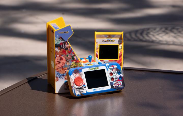 Actual product image Sombo Retro Pocket Player Street Fighter II