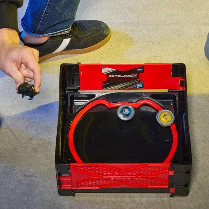 Actual product image Hasbro Beyblade X Clash & Carry Arena Sakura (German)