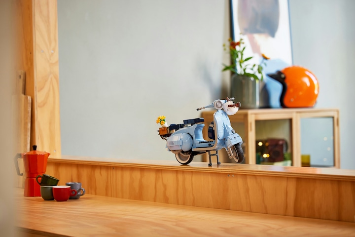 Actual product image LEGO Vespa 125 (10298, LEGO Icons, LEGO Rare Sets)