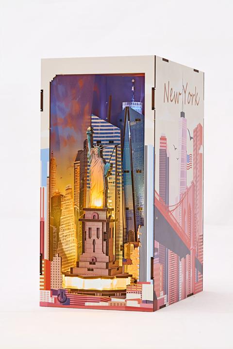 Actual product image Revell New York - Book Nook
