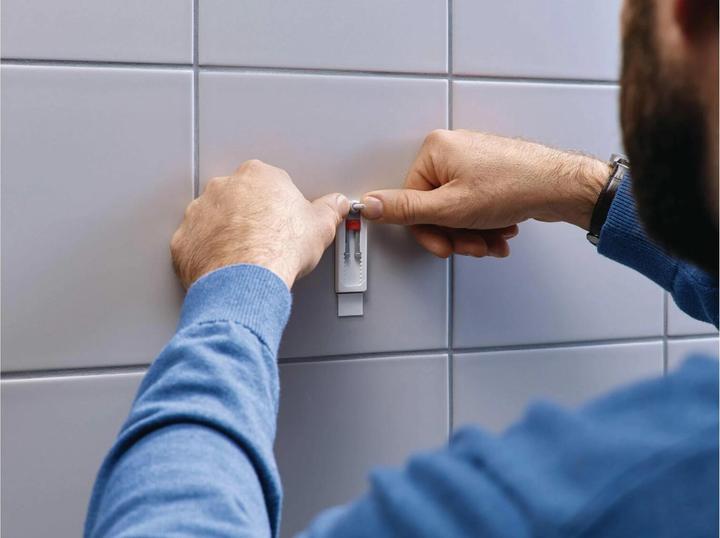 Produktbild tesa Klebeschraube für Fliesen & Metall, höhenverstellbar, 3kg Halteleistung