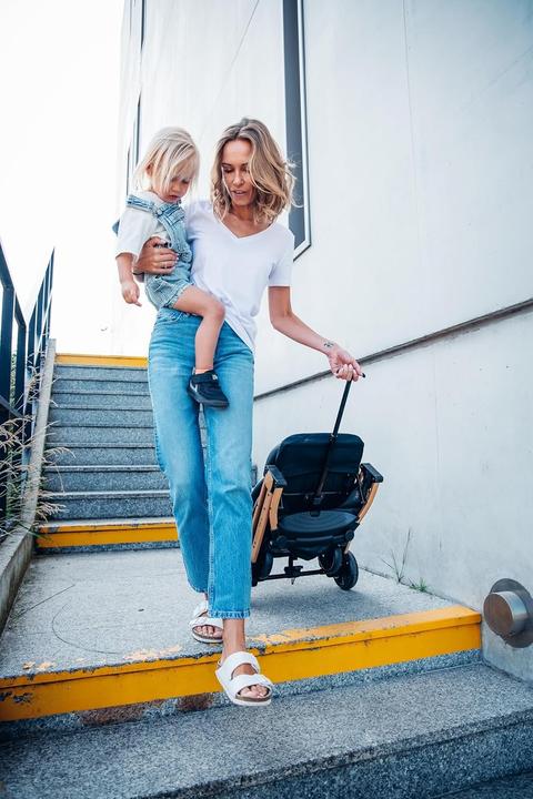 Image du produit MoMi ESTELLE LIGHT schwarz mit silbernem Gestell / Sportwagen / ab 6 Monaten / bis 15 kg